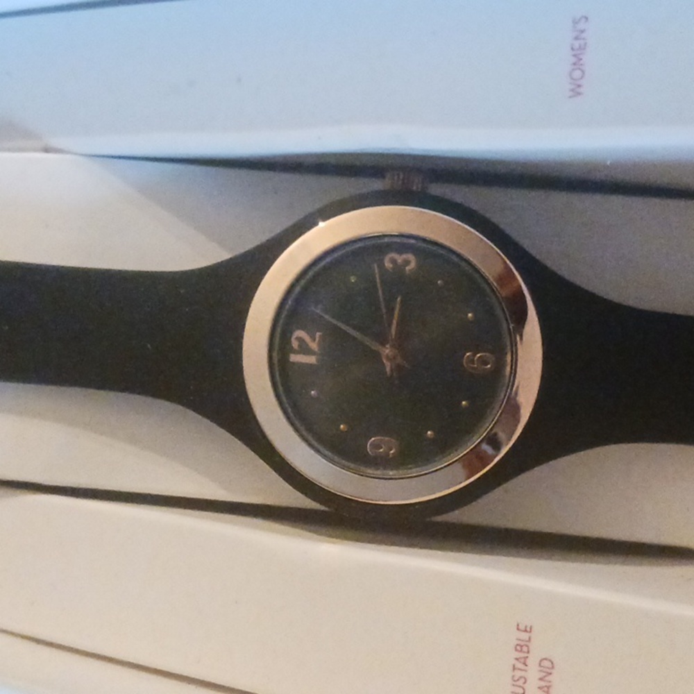 Xhilaration Lady Watch.... Adjustable Band - Picture 2 of 6